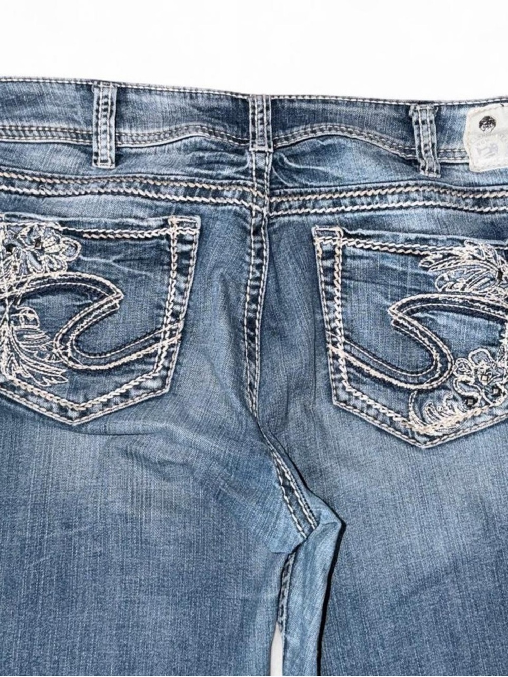 Silver Jeans “Suki Bootcut” with a floral design on pockets. Size 31
